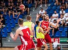 Tomá Satoranský pihrává na tréninku eských basketbalist v Nymburce ped...