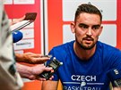 Tomá Satoranský hovoí s novinái ped vyhláením basketbalisty roku.
