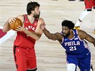 Marc Gasol (vlevo) z Toronta pod tlakem Joela Embiida z Philadelphie.