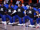 Hrái Philadelphia 76ers kleí pi americké hymn.