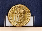 Florén Ludvíka I. Velikého je souástí pokladu 435 zlatých a stíbrných mincí,...