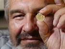 Zlaté mince objevené v lese asi pt kilometr od klátera Kladruby jsou ve...