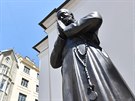 Socha Martina Stedy stoj ped jezuitskm kostelem, kde psobil. Zrove m...