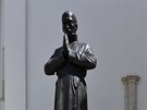 Socha Martina Stedy stoj ped jezuitskm kostelem, kde psobil. Zrove m...