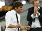 Antonio Conte, trenér fotbalist Interu Milán, oslavuje postup do finále...