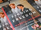 Neoficiální biografie prince Harryho a vévodkyn Meghan Finding Freedom, která...