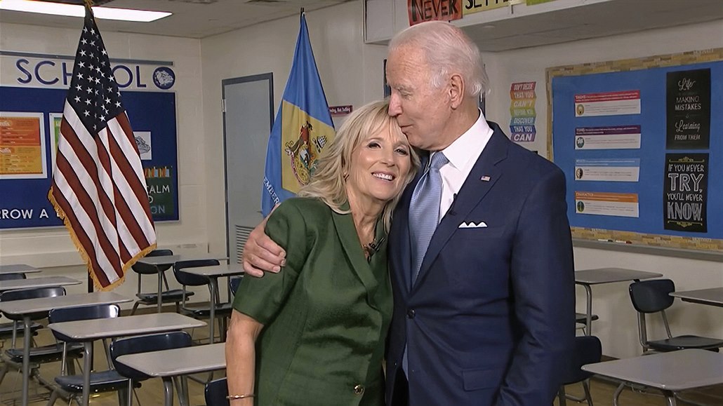Demokraté oficiálně jmenovali Joea Bidena (na snímku s manželkou Jill)...