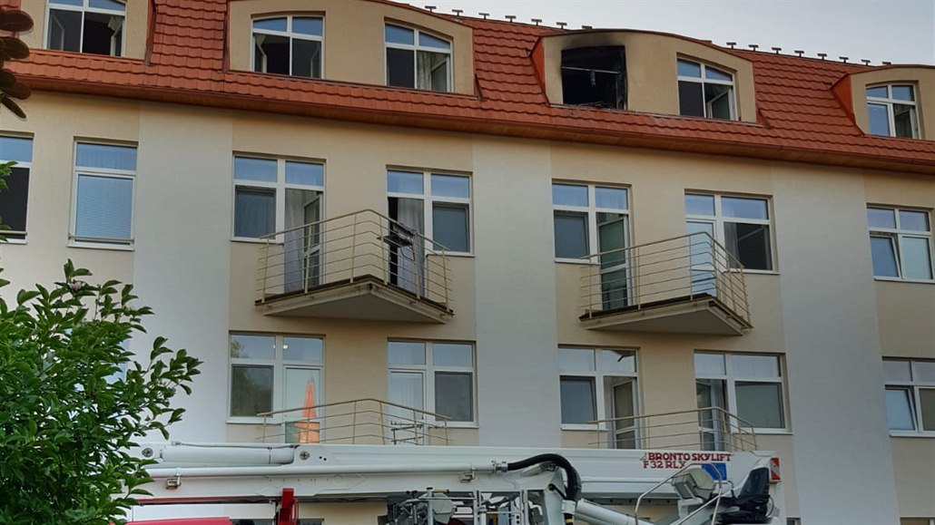 Seniorka zemřela při požáru v domově ve Mšeně, ošetřovatelka je zraněná