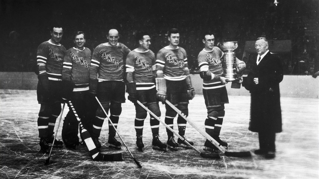 New York Rangers přijímají trofej od prezidenta Národní hokejové ligy Franka...