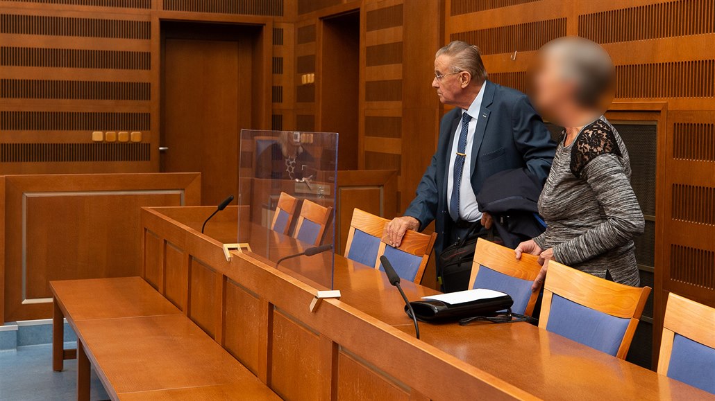 Žena vyčerpaná neustálou péčí uškrtila nemohoucí matku, soud jí dal podmínku