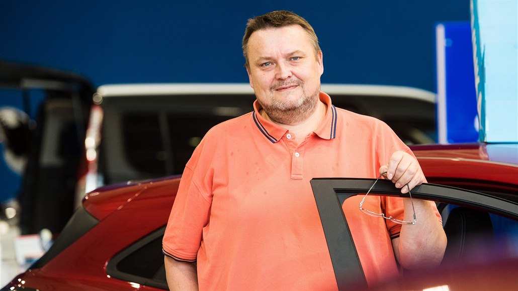 Pavel Buráň v roce 2019 založil skupinu Auto UH, jež se zabývá maloobchodním...