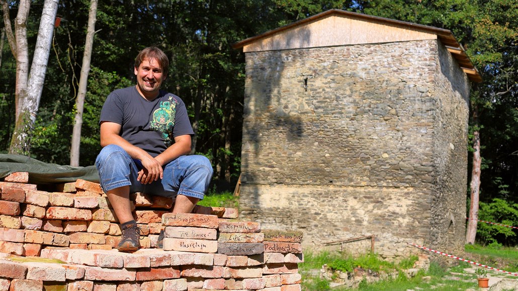 Nadšenec v zaniklé obci obnovuje středověkou tvrz, shání staré cihly