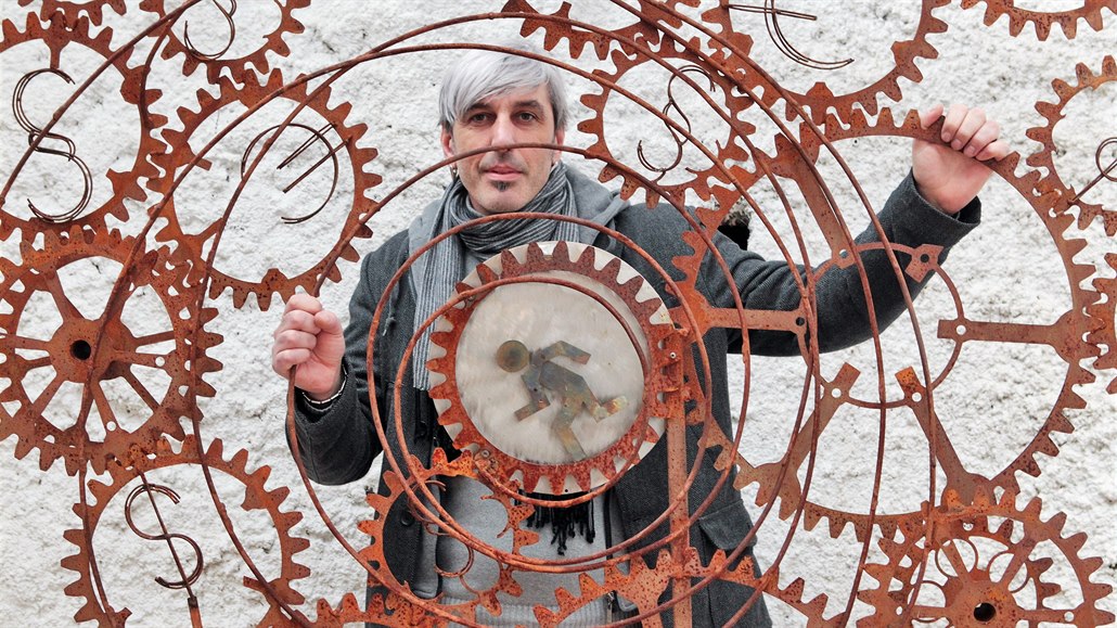Sochař Tomáš Dolejš vystavuje svoje monumentální kovové svařence v Praze