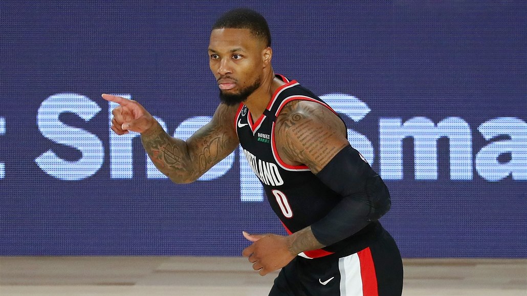 Lillard zazářil 61 body. Janis hlavičkoval protihráče a byl vyloučen