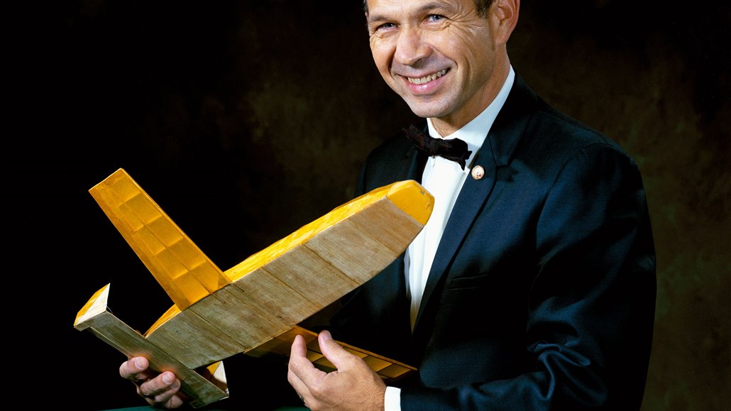 Maxim Faget drží jeden z prvních návrhů raketoplánu.