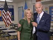 Demokraté oficiálně jmenovali Joea Bidena (na snímku s manželkou Jill)...
