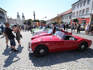 Do Bystřice nad Pernštejnem orazila osobní auta, hasičská i vojenská technika,...