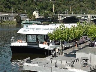 V Praze bude turisty vozit bezemisní loď na elektrický pohon