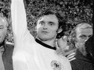 Českoslovenští fotbalisté (v dresech svých německých soupeřů) s pohárem mistrů...