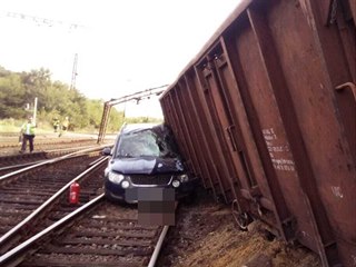 Srážka železničních vagonů s autem ve Mstěticích (14. srpna 2020)