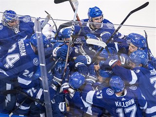 Hokejisté Tampa Bay Lightning slaví vítězství v prodloužení. Až ve 151. minutě...