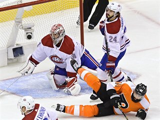 Brankář Montrealu Carey Price zasahuje v zápase proti Philadelphii.