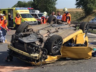 Nehoda na dálnici D7 skončila s jedním autem na střeše. Tři lidé jsou zranění....