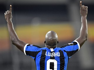 Romelu Lukaku z Interu Milán oslavuje svou trefu.