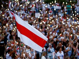 Historická bloruská vlajka vlaje na protestu v Minsku. (18. srpna 2020)