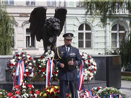 Pietní vzpomínka u pomníku letc RAF na praském Klárov v den 75. výroí, kdy...