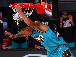 Brandon Clarke z Memphisu sme�uje proti Torontu.