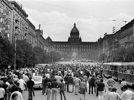 Na Václavském námstí se od rána 21. srpna 1969 zaaly shromaovat tisíce lidí.