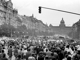 Doprava na Václavském námstí byla 21. srpna 1969 paralyzována. Lidé ekali,...