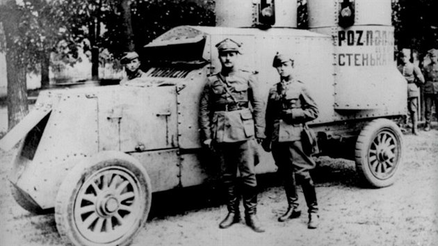 Polští vojáci s ukořistěným obrněným vozem