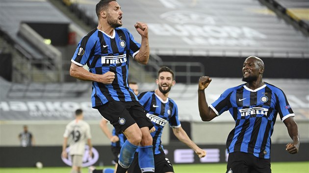 Danilo D'Ambrosio (vlevo) z Interu oslavuje gl, vpravo je Romelu Lukaku.