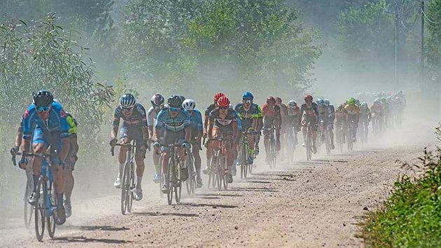 Peloton se doprovzen oblakem prachu t jednm z sek etapovho zvodu Bitva u Varavy 1920, na kterm polt poadatel pipravili podobnch netypickch zludnost hned nkolik.