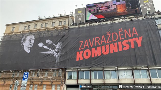 Zakázanou reklamu na domě u Nuselského mostu nahradila Milada Horáková. (11. července 2020)