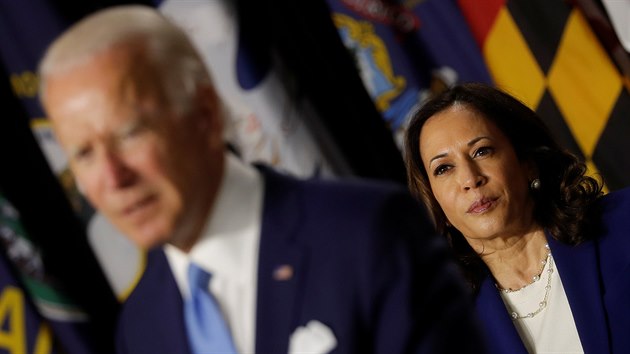 Demokratick kandidtka na viceprezidentku Kamala Harrisov pi prvnm spolenm vystoupen s Joem Bidenem ve stt Delaware (13. srpna 2020)