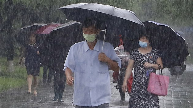 Silný déšť v ulicích Pchjongjangu (5. srpna 2020)