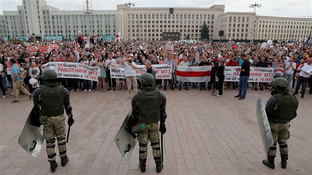 Lidé v centru Minsku nepřestávají protestovat proti výsledkům prezidentských voleb. Stovky se jich sešly před ministerstvem vnitra. (14. srpna 2020)