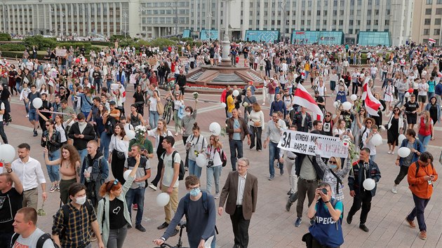 Lid v centru Minsku nepestvaj protestovat proti vsledkm prezidentskch voleb. Stovky se jich sely ped ministerstvem vnitra. (14. srpna 2020)