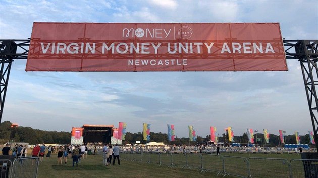 Ponkud neobvykl pohled na hledit se naskt na britskm festivalu Virgin Money Unity Arena. (11. srpna 2020)