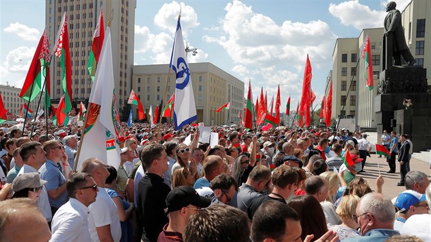 Podporovatel prezidenta Alexandra Lukaenka v centru Minsku. (16. srpna 2020)