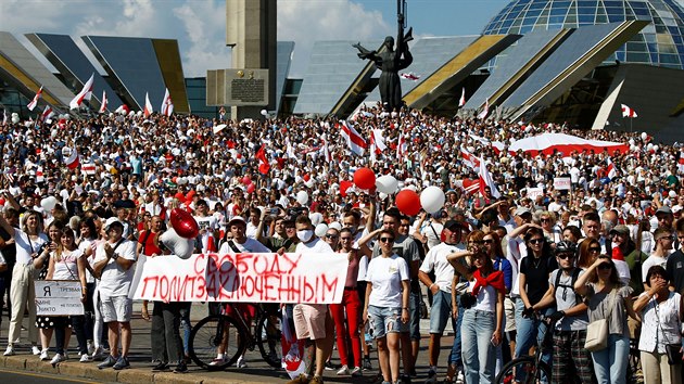 Na rozshl pokojn protivldn demonstraci se v centru Minsku sely destky tisc lid. (16. srpna 2020)