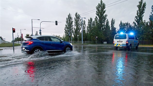Po prtri mraen zstaly zatopen nkter kiovatky na Borskch polch, voda se valila po Regensburgsk ulici, kde jeden z idi zstal uvznn v osobnm aut s vodou k oknkm a to pak zstalo nepojzdn. (17. srpna 2020)