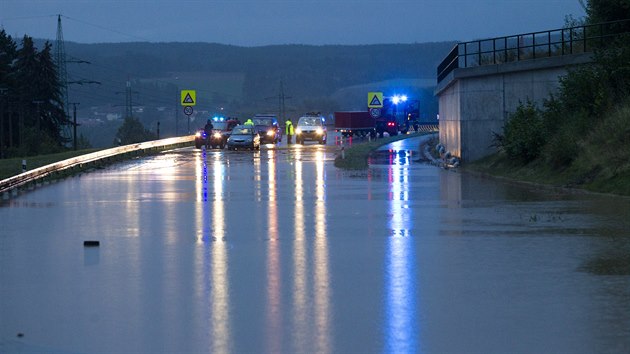 Po prtri mraen zstaly zatopen nkter kiovatky na Borskch polch, voda se valila po Regensburgsk ulici, kde jeden z idi zstal uvznn v osobnm aut s vodou k oknkm a to pak zstalo nepojzdn. (17. srpna 2020)