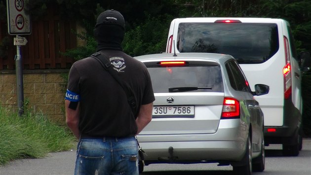 Česká policie při zadržení pracovníka Ruského velvyslanectví. (červen 2020)