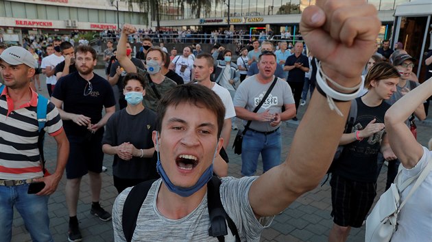 Druh veer v ad vyly do ulic Minsku tisce demonstrant. (10. srpna 2020)