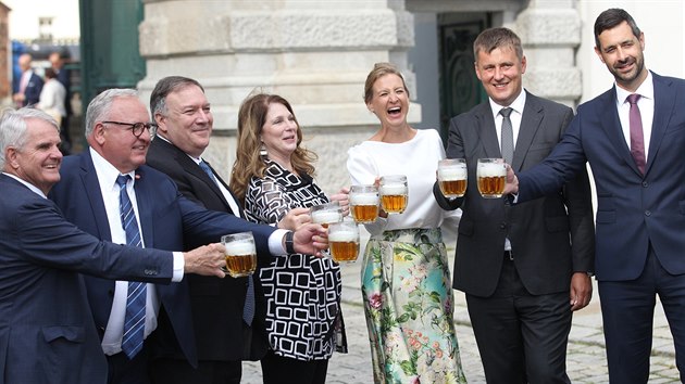 Americký ministr zahraničí Mike Pompeo si připíjí pivem s českým protějškem Tomášem Petříčkem (druhý zprava). Uprostřed je Pompeova manželka Susan a vpravo Petříčkova manželka Iva. (11. srpna 2020)