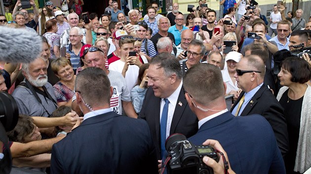 Lidé v Plzni vítají amerického ministra zahraničí Mikea Pompea. (11. srpna 2020)